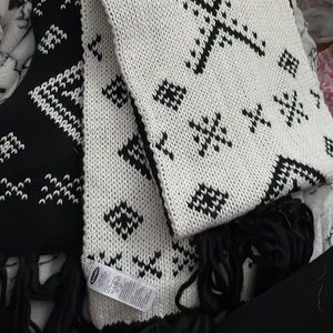 Old Navy Black and white reversible scarf. 9” x 70” approximately. Nice